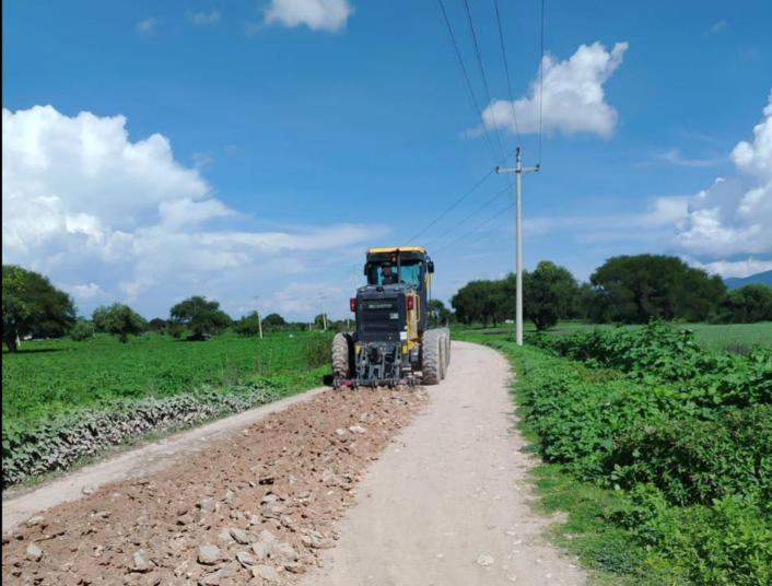 Rehabilitan caminos saca cosechas en Xochitlán Todos Santos