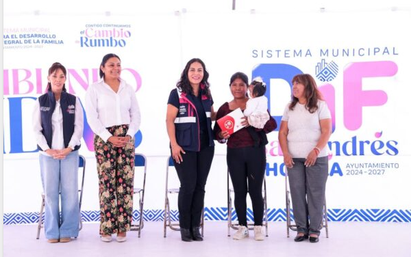 Guadalupe Cuautle realiza la tercera entrega del programa «Cambiando Vidas»