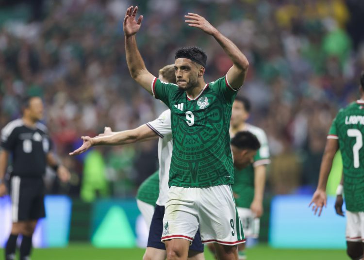 Aunque no le alcanza, evoluciona México