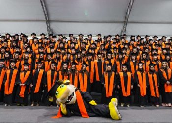 Anáhuac Puebla gradúa a más de 600 profesionistas