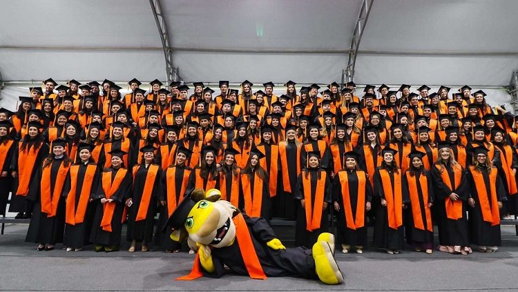 Anáhuac Puebla gradúa a más de 600 profesionistas