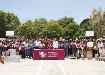Entrega Pepe Chedraui herramientas para mantenimiento urbano