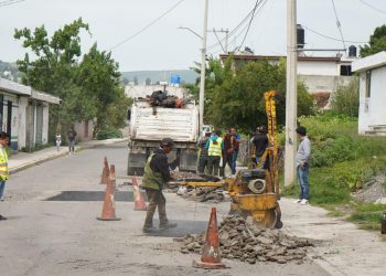 Verifica Pepe Chedraui trabajos de bacheo en San Andrés Azumiatla