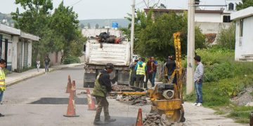 Verifica Pepe Chedraui trabajos de bacheo en San Andrés Azumiatla