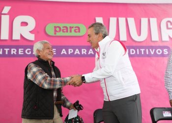 Pepe Chedraui entrega 50 aparatos auditivos para personas con discapacidad auditiva