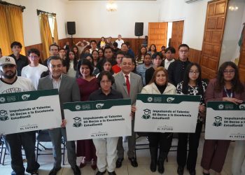 Gobierno de Juan Manuel Alonso entrega 50 becas a estudiantes de la UTH