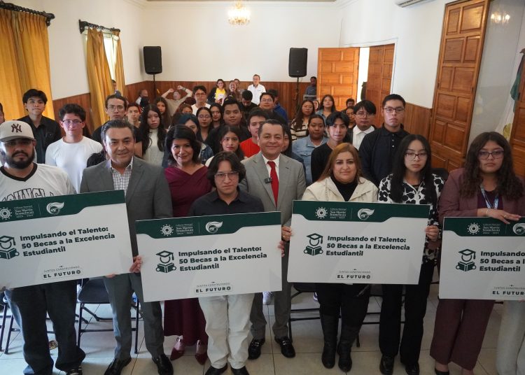 Gobierno de Juan Manuel Alonso entrega 50 becas a estudiantes de la UTH
