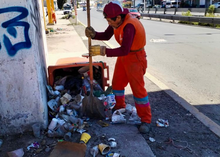 Gobierno de Pepe Chedraui realiza jornada de limpieza en puente de la Central de Abasto