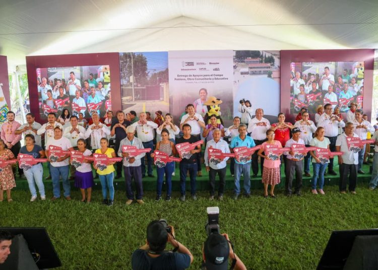 Gobierno Federal y Estatal cumplen con familias de Pantepec