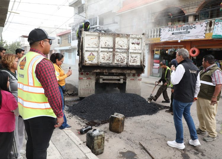 Supervisa Pepe Chedraui trabajos de bacheo en colonia Popular Castillotla