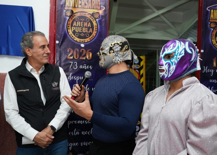 Devela Pepe Chedraui placa conmemorativa por el 73 aniversario de la Arena Puebla