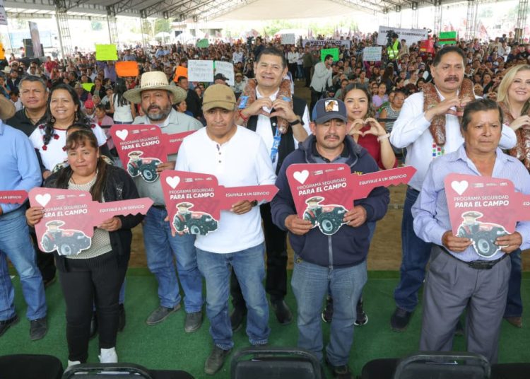 Gobierno estatal acelera la revolución del campo con apoyos, maquinaria y obra comunitaria.