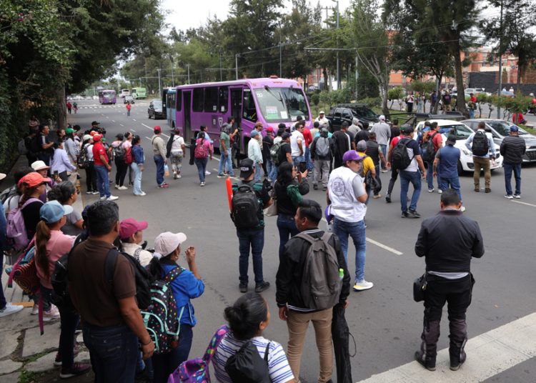 Maestros reactivan protestas