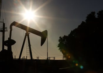 Petróleo de Texas cae tras tregua con Irán