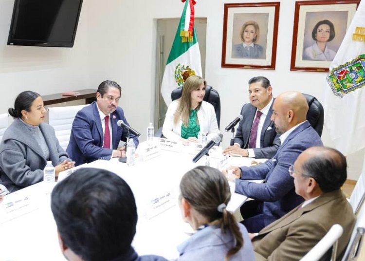 Armenta toma protesta a Carlos Ochoa, nuevo director del Sedif