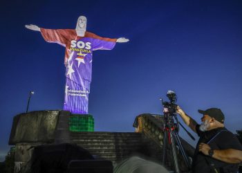 VIDEO: El Cristo Redentor se viste de Venezuela y lanza un SOS al mundo