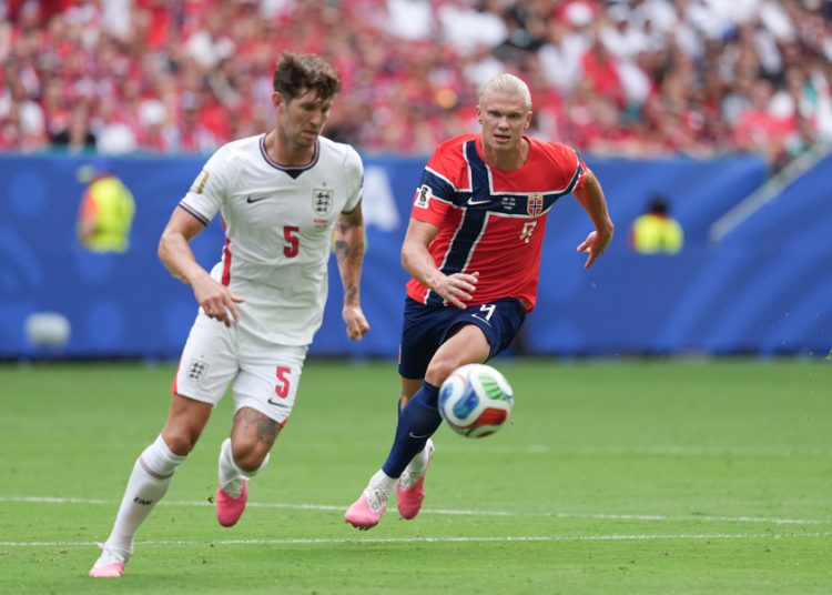Mick Jagger asiste al partido entre Noruega e Inglaterra