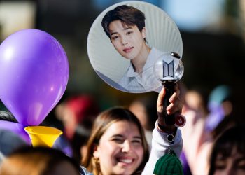 Suspenden conciertos de BTS en Chile, seguidores realizan protestas