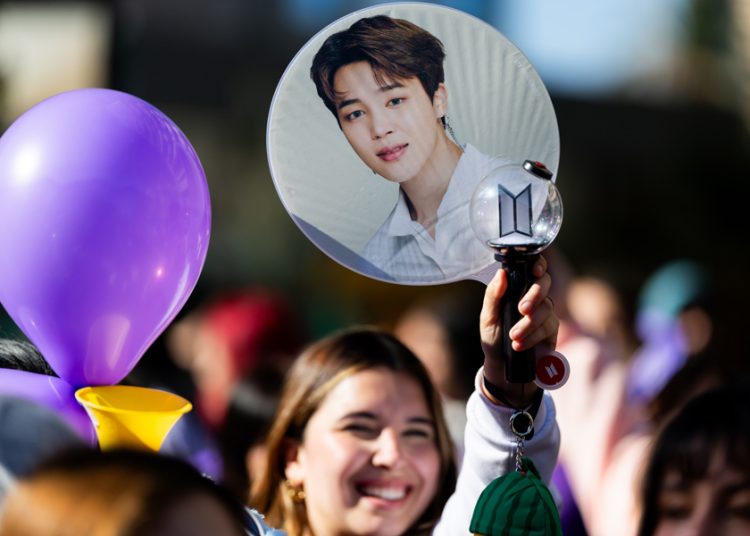 Suspenden conciertos de BTS en Chile, seguidores realizan protestas