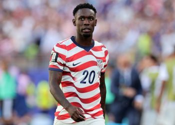 Trump cuestiona roja a Balogun ante Infantino