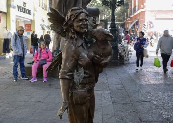 Escultura de Amy Camacho ubicada en el corredor 5 de Mayo sufre vandalismo; le roban el águila