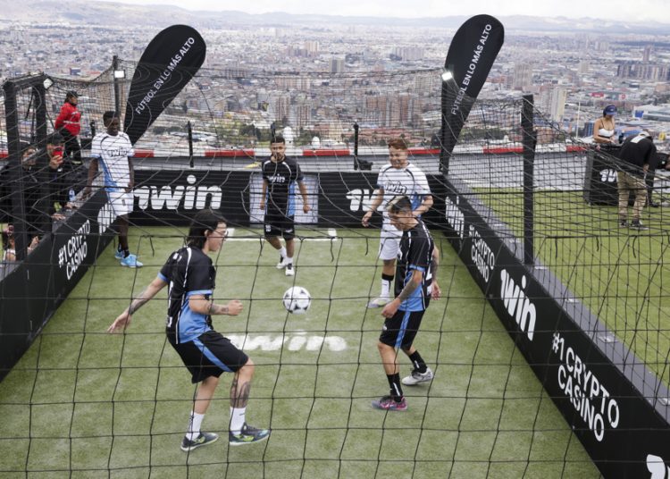 Bogotá acoge un partido de fútbol a 196 metros de altura