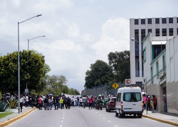 Causan daños al patrimonio durante movilización frente al Congreso