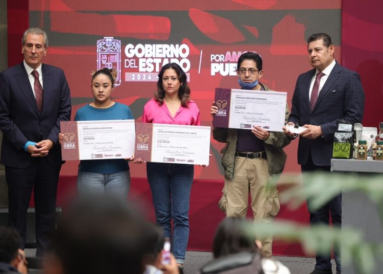 Entregan apoyos a 36 afectados por lluvias