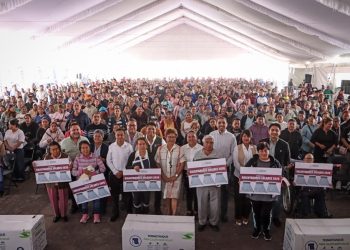 Omar Muñoz entrega 845 calentadores solares en Cuautlancingo