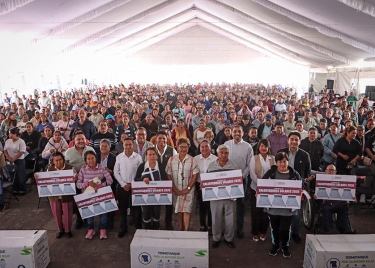Omar Muñoz entrega 845 calentadores solares en Cuautlancingo