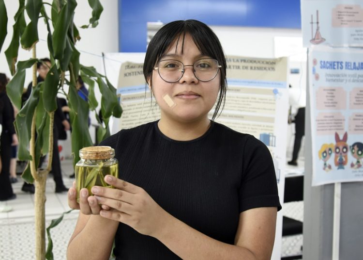 Estudiante de la BUAP busca convertir residuos de agave en fibras textiles