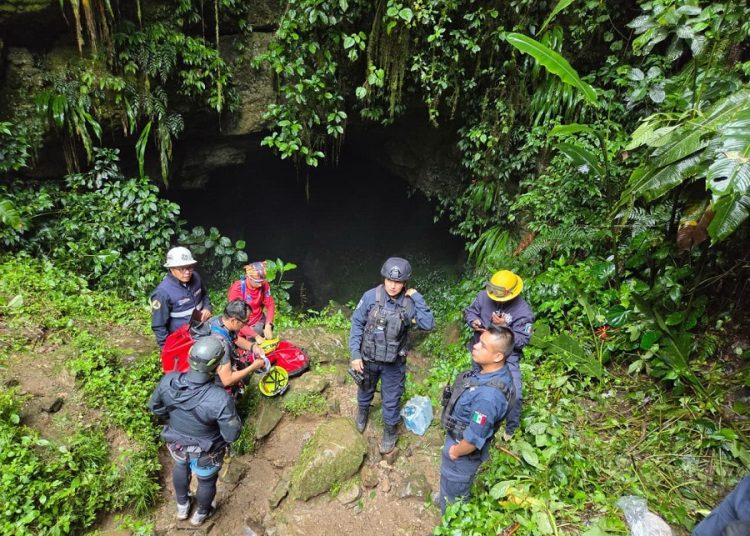 8 grupos especializados refuerzan búsqueda en gruta de Cuetzalan