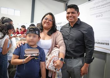 Gobierno de Cuautlancingo entrega lentes a 476 estudiantes