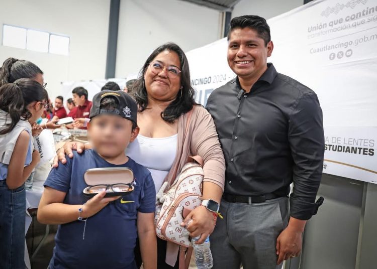 Gobierno de Cuautlancingo entrega lentes a 476 estudiantes