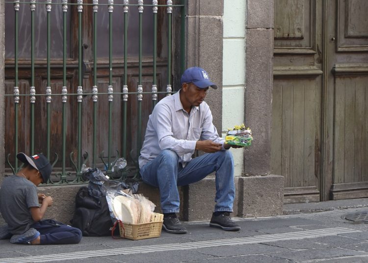 Bajan líneas de pobreza extrema por ingresos en junio