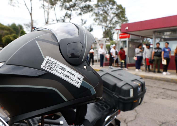 Se distribuyen 802 distintivos para motociclistas