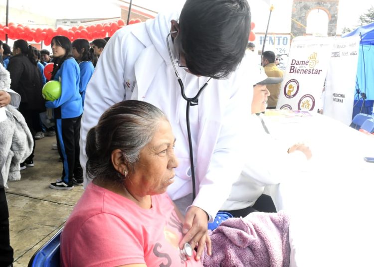Acerca gobierno estatal servicios de salud a familias de San José Chiapa
